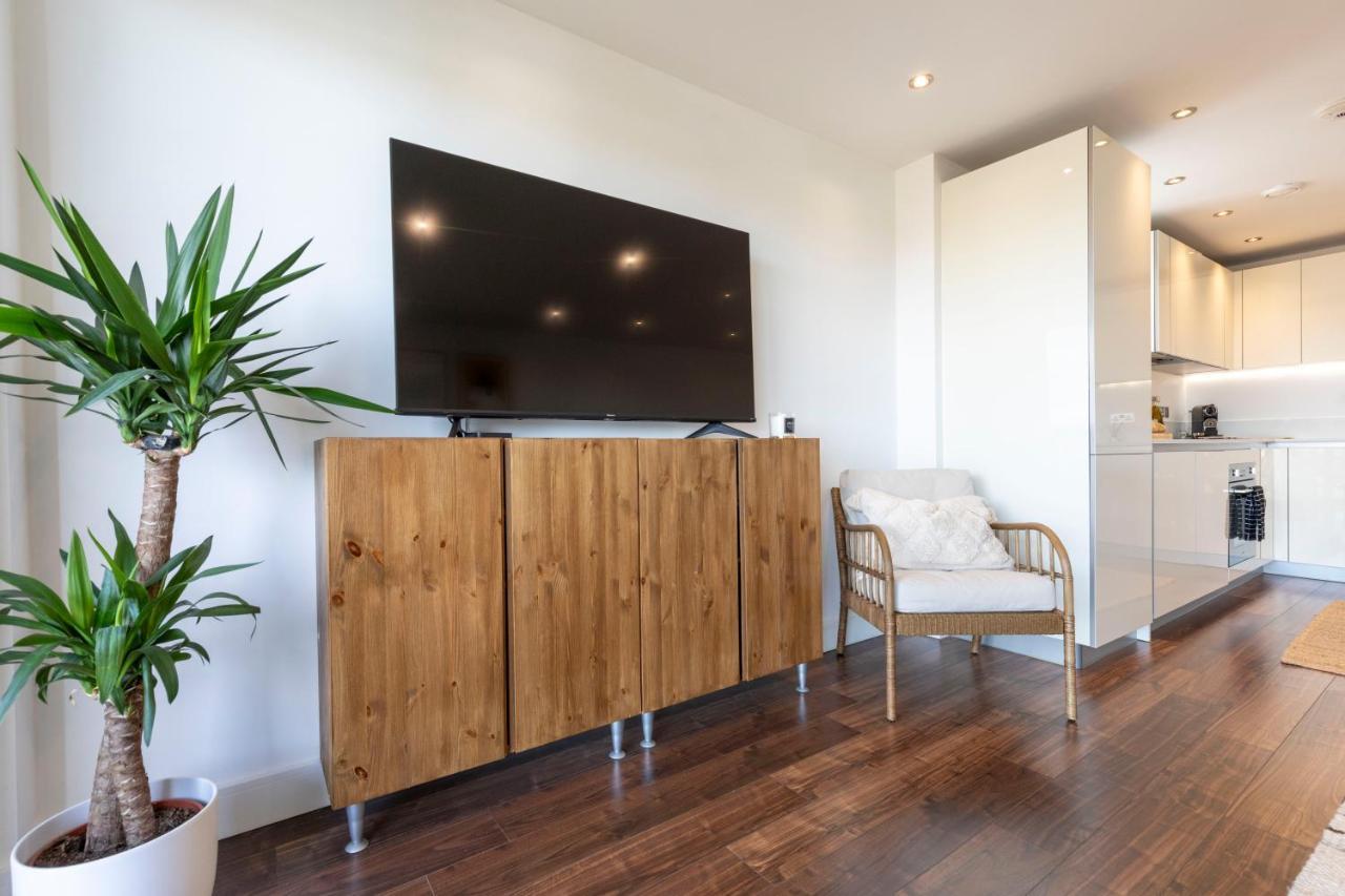 Modern Luxe Apt Just 10 Mins From Tower Bridge! Easy Access To Tube And Bus Londra Exterior foto