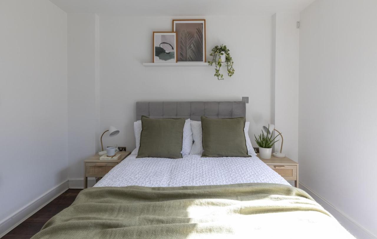 Modern Luxe Apt Just 10 Mins From Tower Bridge! Easy Access To Tube And Bus Londra Exterior foto