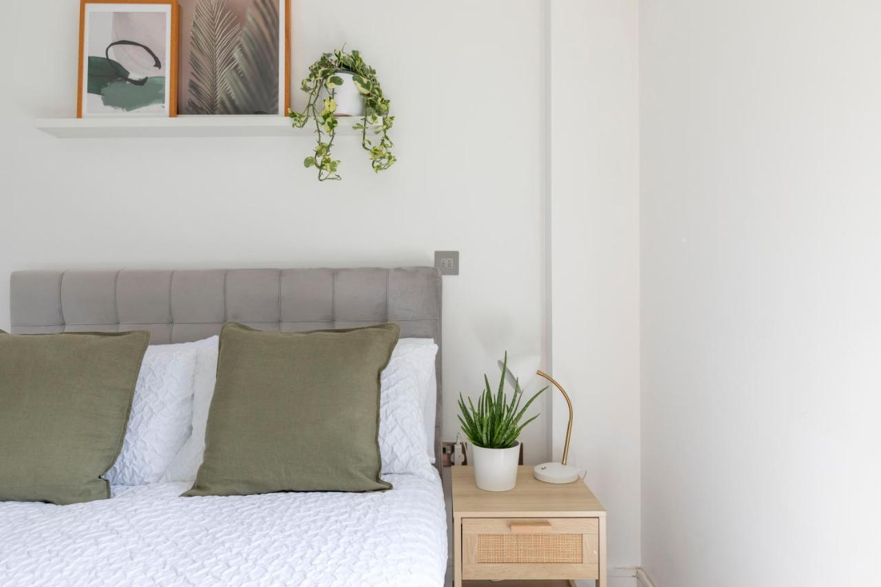 Modern Luxe Apt Just 10 Mins From Tower Bridge! Easy Access To Tube And Bus Londra Exterior foto